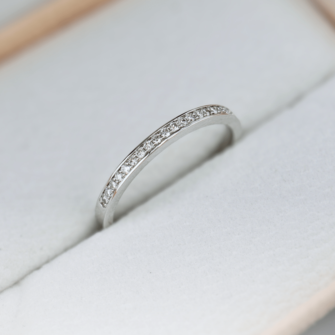 Bague Semi-éternité diamants 1mm Mathieu Blanchard Bagues Jonc de contour en or et diamants naturels 1 mm – Alliance femme | Mathieu Blanchard Joaillerie Mathieu Blanchard Joaillerie