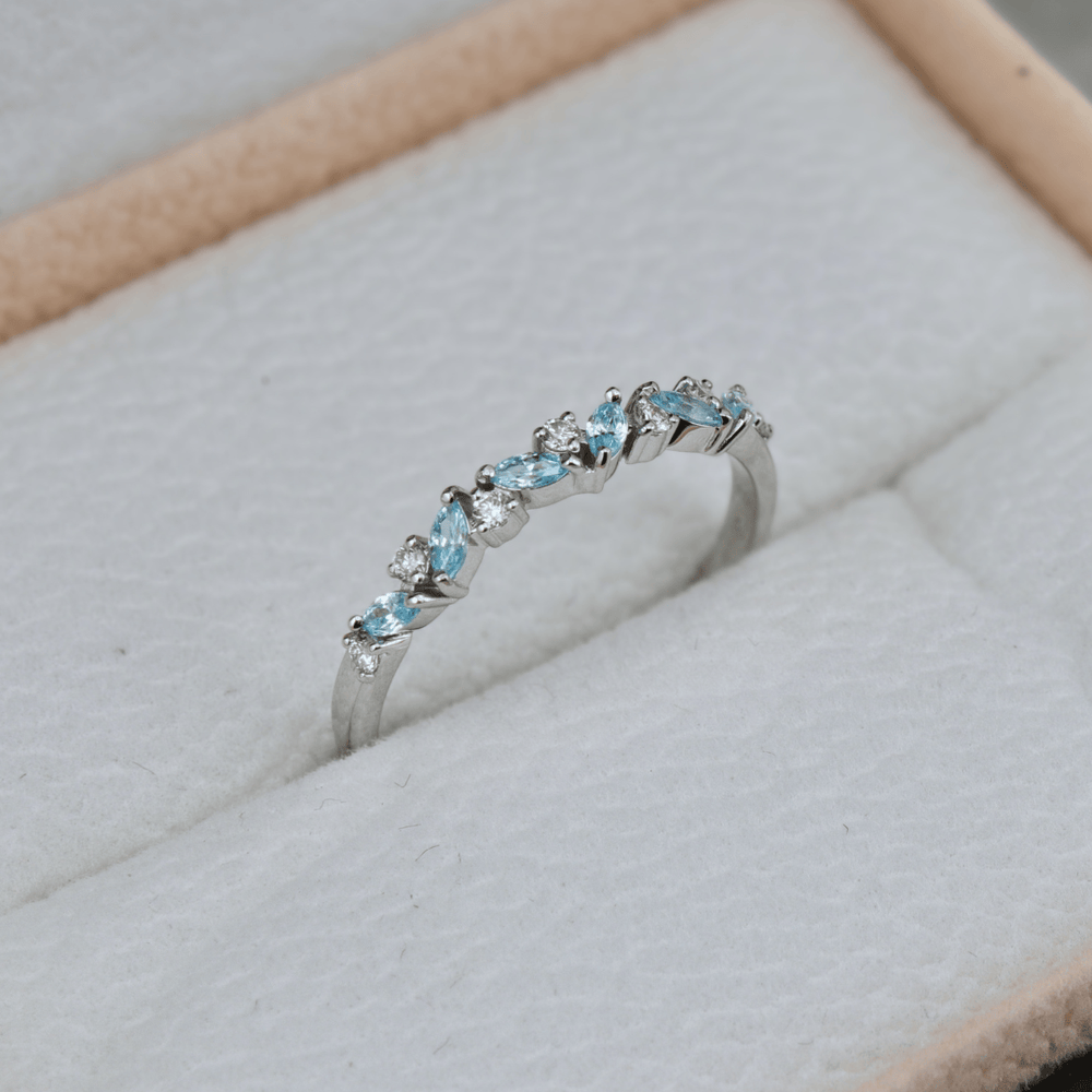 Bague semi-éternité Marquise diamants et Topaze bleue Mathieu Blanchard Bagues Jonc semi-éternité Marquise en or 14K, diamants et aigues-marines | Mathieu Blanchard Mathieu Blanchard Joaillerie