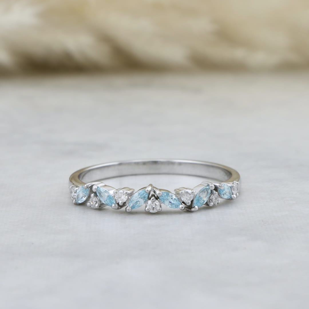 Mathieu Blanchard Bagues Bague semi-éternité Marquise diamants et Topaze bleue