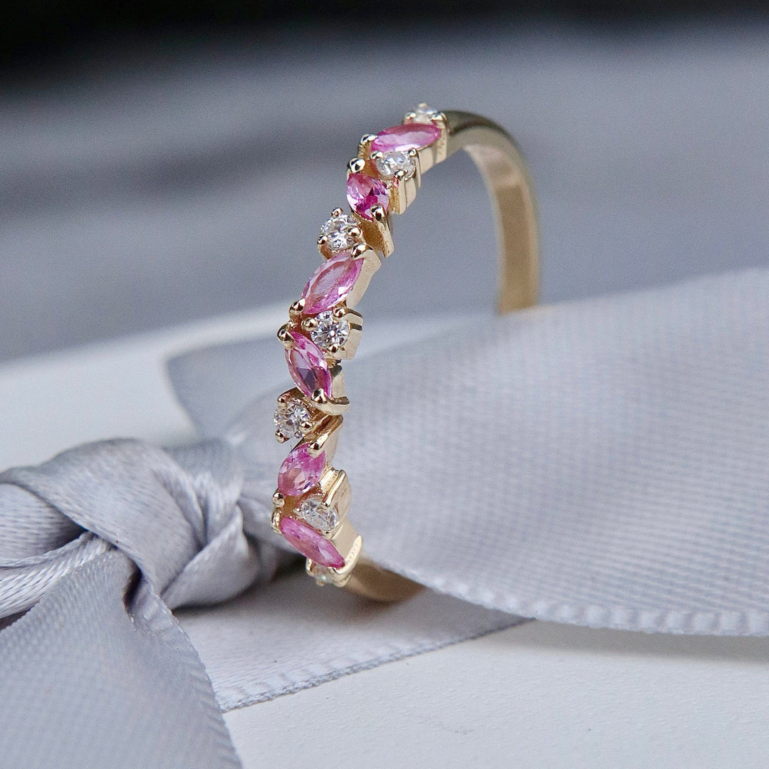 Mathieu Blanchard Bagues Bague semi-éternité Marquise en or 14K, moissanites et saphirs