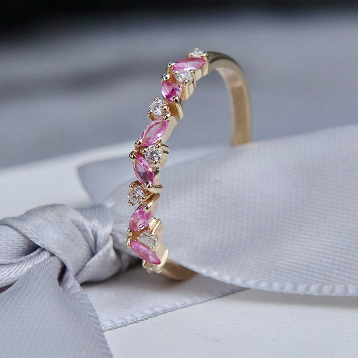 Mathieu Blanchard Bagues Bague semi-éternité Marquise en or 14K, moissanites et saphirs