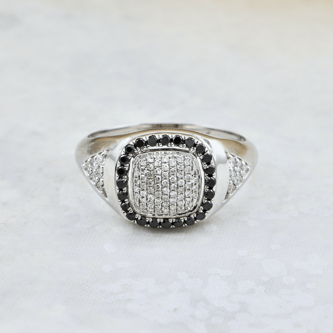 Bague Signet Diamants Noirs Mathieu Blanchard Bagues Bague Signet Diamants Noirs - Sur mesure | Mathieu Blanchard Joaillerie Mathieu Blanchard Joaillerie