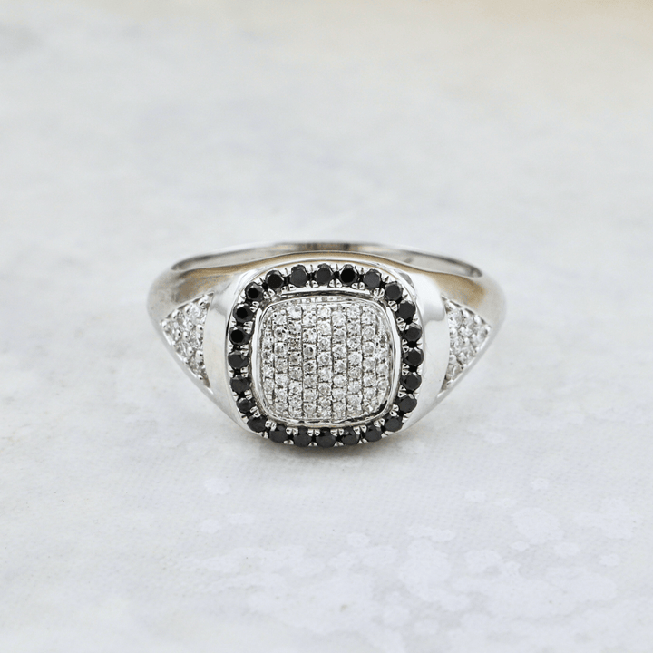 Bague Signet Diamants Noirs Mathieu Blanchard Bagues Bague Signet Diamants Noirs - Sur mesure | Mathieu Blanchard Joaillerie Mathieu Blanchard Joaillerie