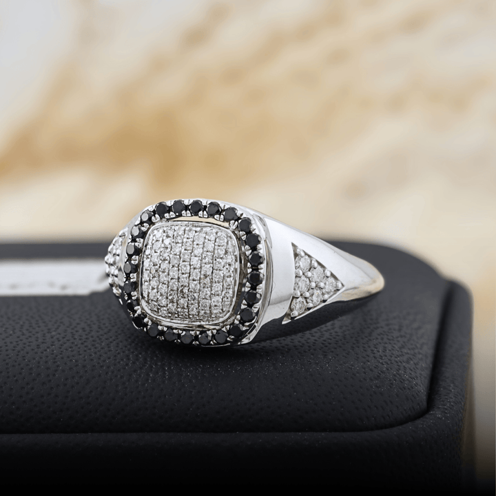 Bague Signet Diamants Noirs Mathieu Blanchard Bagues Bague Signet Diamants Noirs - Sur mesure | Mathieu Blanchard Joaillerie Mathieu Blanchard Joaillerie