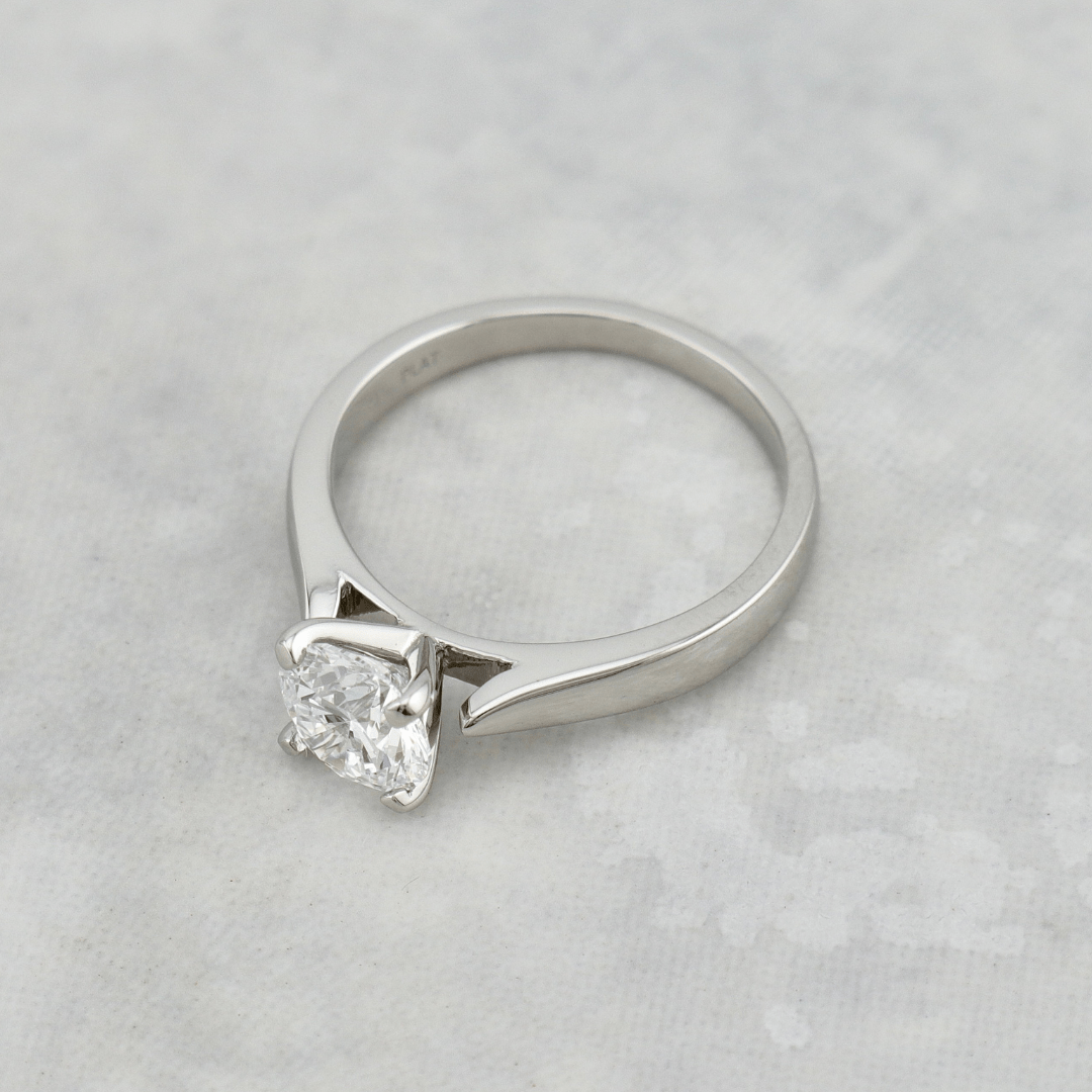 Bague solitaire Classique et diamant 1,05 ct en platine Mathieu Blanchard Bagues Bague de fiançailles Solitaire en platine et diamant 1,05ct | Mathieu Blanchard Mathieu Blanchard Joaillerie
