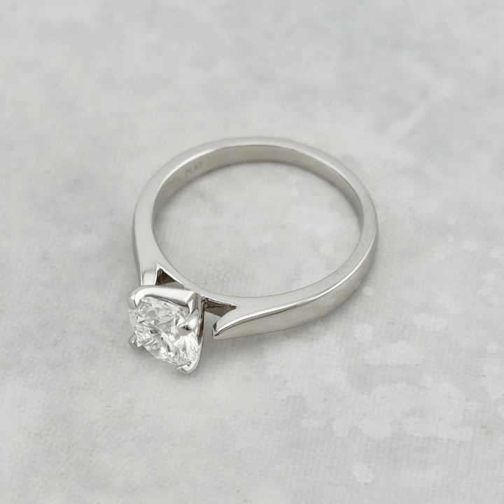 Bague solitaire Classique et diamant 1,05 ct en platine Mathieu Blanchard Bagues Bague de fiançailles Solitaire en platine et diamant 1,05ct | Mathieu Blanchard Mathieu Blanchard Joaillerie