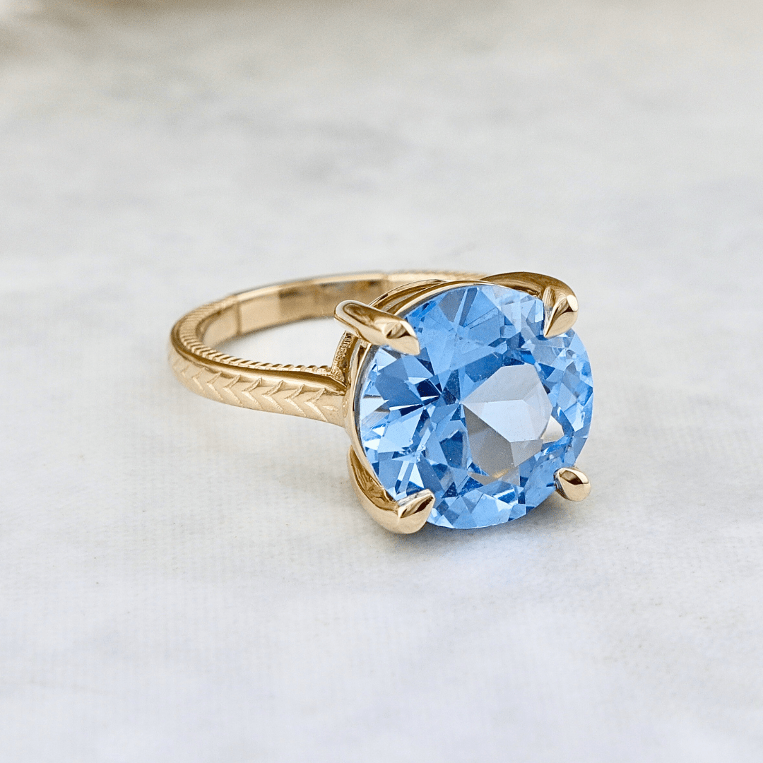 Bague Solitaire et saphir Mathieu Blanchard Bagues Bague Solitaire sur mesure en or jaune et saphir Aqua - Mathieu Blanchard Mathieu Blanchard Joaillerie
