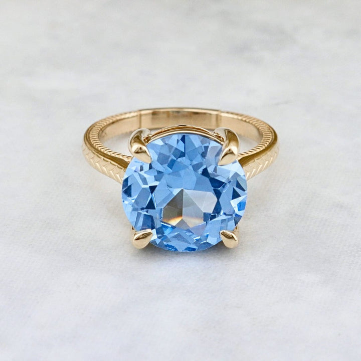 Bague Solitaire et saphir Mathieu Blanchard Bagues Bague Solitaire sur mesure en or jaune et saphir Aqua - Mathieu Blanchard Mathieu Blanchard Joaillerie