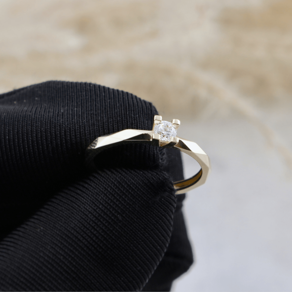 Bague solitaire Facette en or jaune 10K - Bagues Bague solitaire à facettes en or 10K |  Mathieu Blanchard Mathieu Blanchard Joaillerie