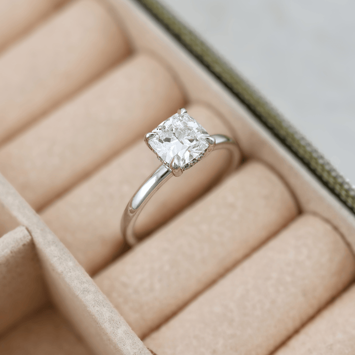 Bague Solitaire Halo Diamant Cushion 1.5 ct Mathieu Blanchard Bagues Bague de fiançailles oval diamant de laboratoire | Mathieu Blanchard Mathieu Blanchard Joaillerie