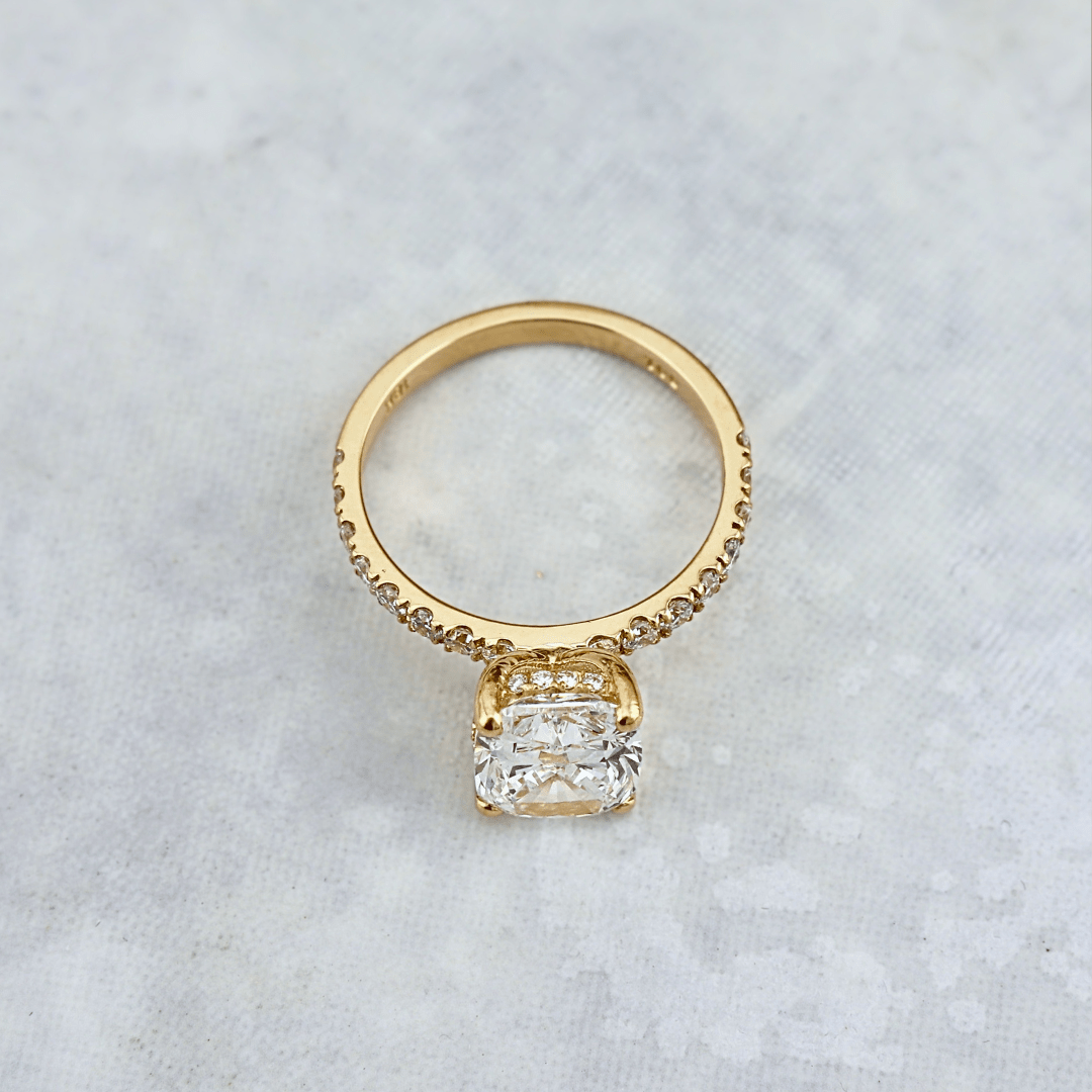 Bague solitaire Halo et diamant cushion 2.5 ct Mathieu Blanchard Bagues Bague de fiançailles Cushion allongé 2.5 ct et halo caché | Mathieu Blanchard Mathieu Blanchard Joaillerie