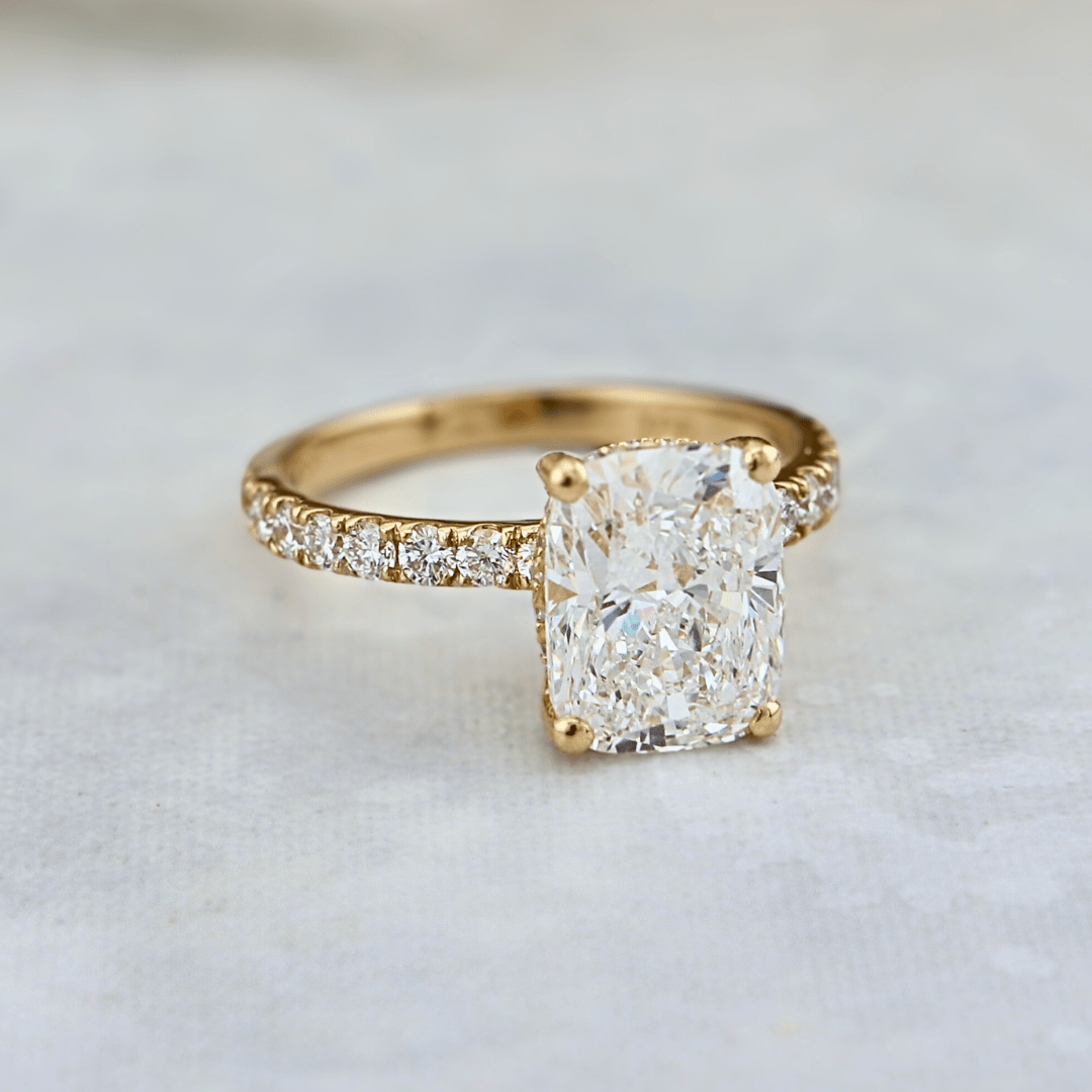 Bague solitaire Halo et diamant cushion 2.5 ct Mathieu Blanchard Bagues Bague de fiançailles Cushion allongé 2.5 ct et halo caché | Mathieu Blanchard Mathieu Blanchard Joaillerie