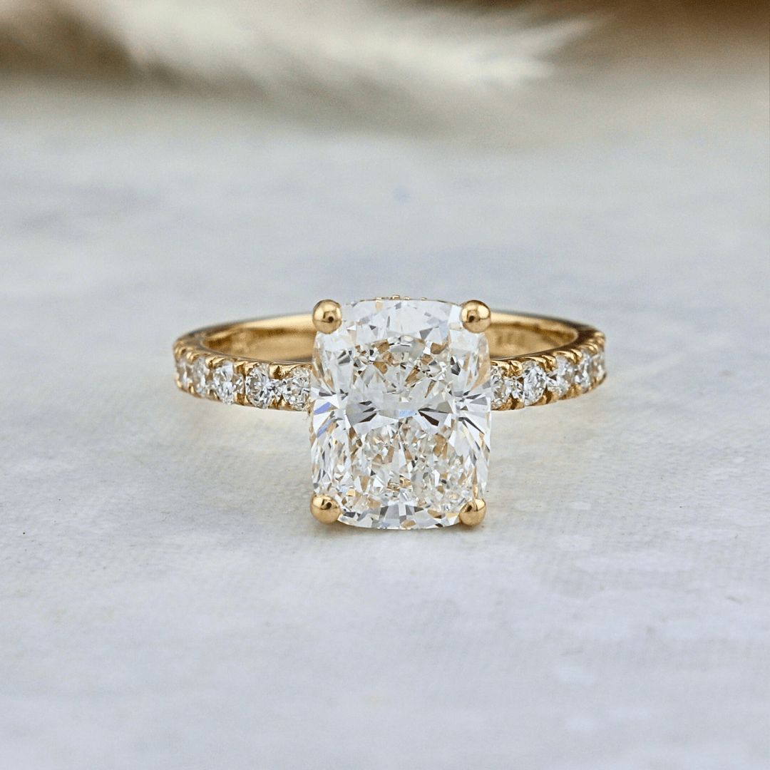 Bague solitaire Halo et diamant cushion 2.5 ct Mathieu Blanchard Bagues Bague de fiançailles Cushion allongé 2.5 ct et halo caché | Mathieu Blanchard Mathieu Blanchard Joaillerie