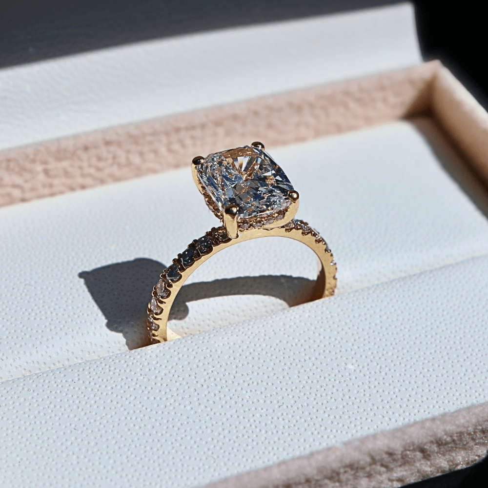 Bague solitaire Halo et diamant cushion 2.5 ct Mathieu Blanchard Bagues Bague de fiançailles Cushion allongé 2.5 ct et halo caché | Mathieu Blanchard Mathieu Blanchard Joaillerie