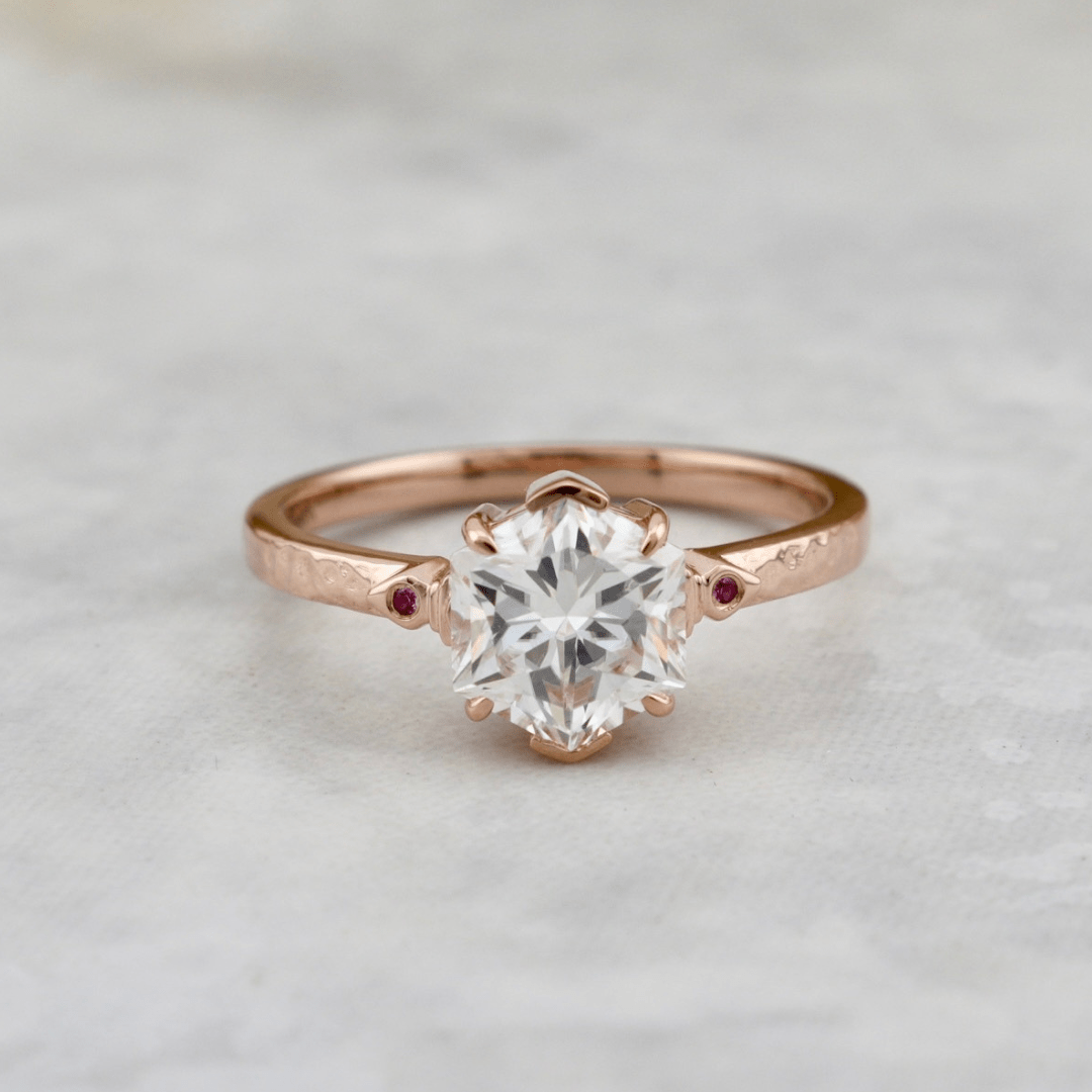 Mathieu Blanchard Bagues Bague solitaire Martelée Hexagone en or 14K -18K, rubis et moissanite