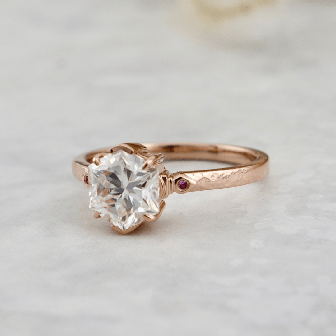 Bague solitaire Martelée Hexagone, rubis et moissanite 2ct Mathieu Blanchard Bagues Bague solitaire 2CT en or 14K-18K et moissanite Hexagone Mathieu Blanchard Joaillerie