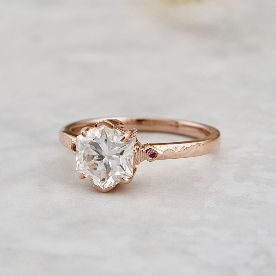 Bague solitaire Martelée Hexagone, rubis et moissanite 2ct Mathieu Blanchard Bagues Bague solitaire 2CT en or 14K-18K et moissanite Hexagone Mathieu Blanchard Joaillerie