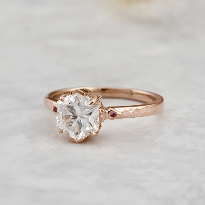 Bague solitaire Martelée Hexagone, rubis et moissanite 2ct Mathieu Blanchard Bagues Bague solitaire 2CT en or 14K-18K et moissanite Hexagone Mathieu Blanchard Joaillerie
