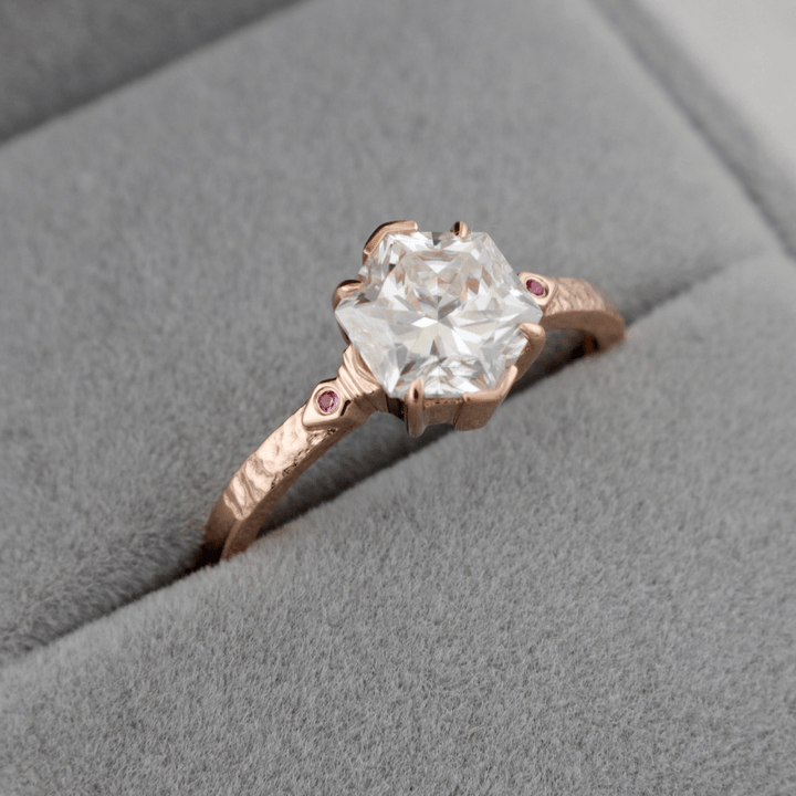 Bague solitaire Martelée Hexagone, rubis et moissanite 2ct Mathieu Blanchard Bagues Bague solitaire 2CT en or 14K-18K et moissanite Hexagone Mathieu Blanchard Joaillerie