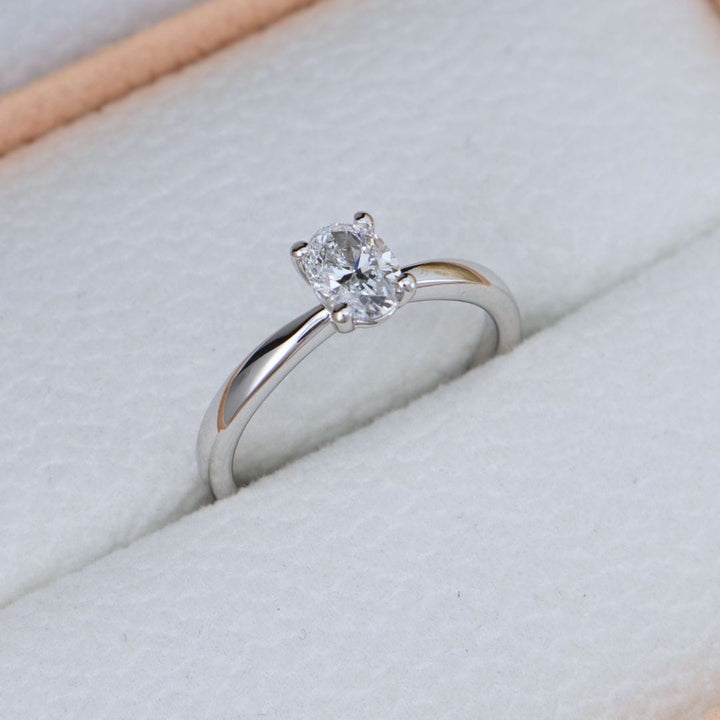 Bague solitaire Ovale 0,5 ct Mathieu Blanchard Bagues 5 / Or blanc 14K PBA6OM15806S-5 Bague Solitaire en or 14K - 18K et diamant oval 0,5ct | Mathieu Blanchard Mathieu Blanchard Joaillerie