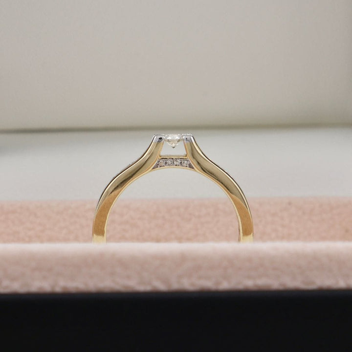Bague Suspension Halo caché et diamants d’accent Mathieu Blanchard Bagues Bague de fiançailles Suspension — Halo caché et diamants d’accent | Mathieu Blanchard Mathieu Blanchard Joaillerie