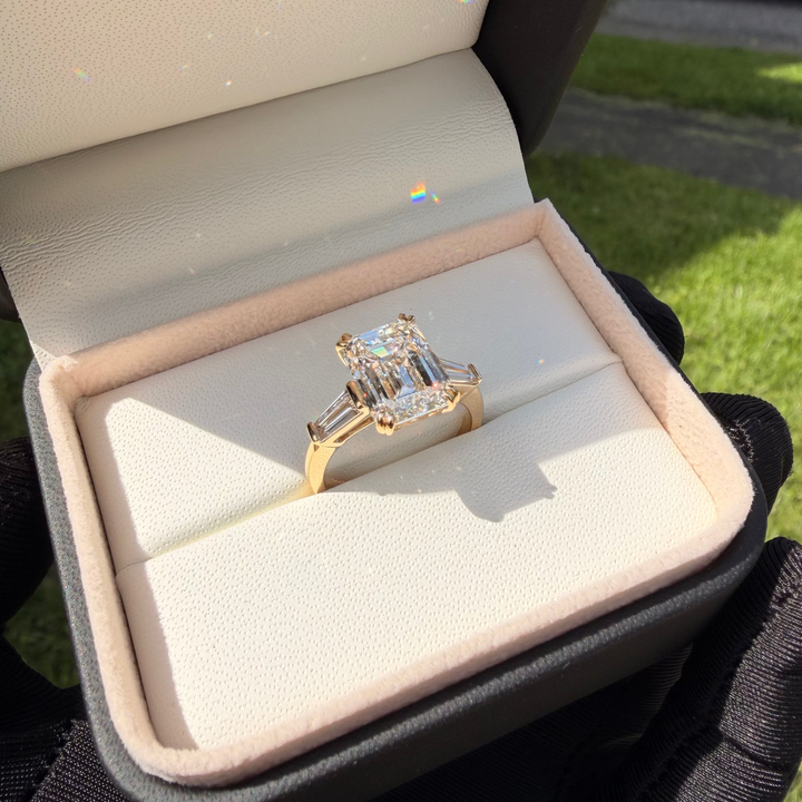 Bague Trapèze Diamant Émeraude 6 ct Mathieu Blanchard Bagues Bague de fiançailles - Diamant Émeraude 6 ct | Mathieu Blanchard Mathieu Blanchard Joaillerie