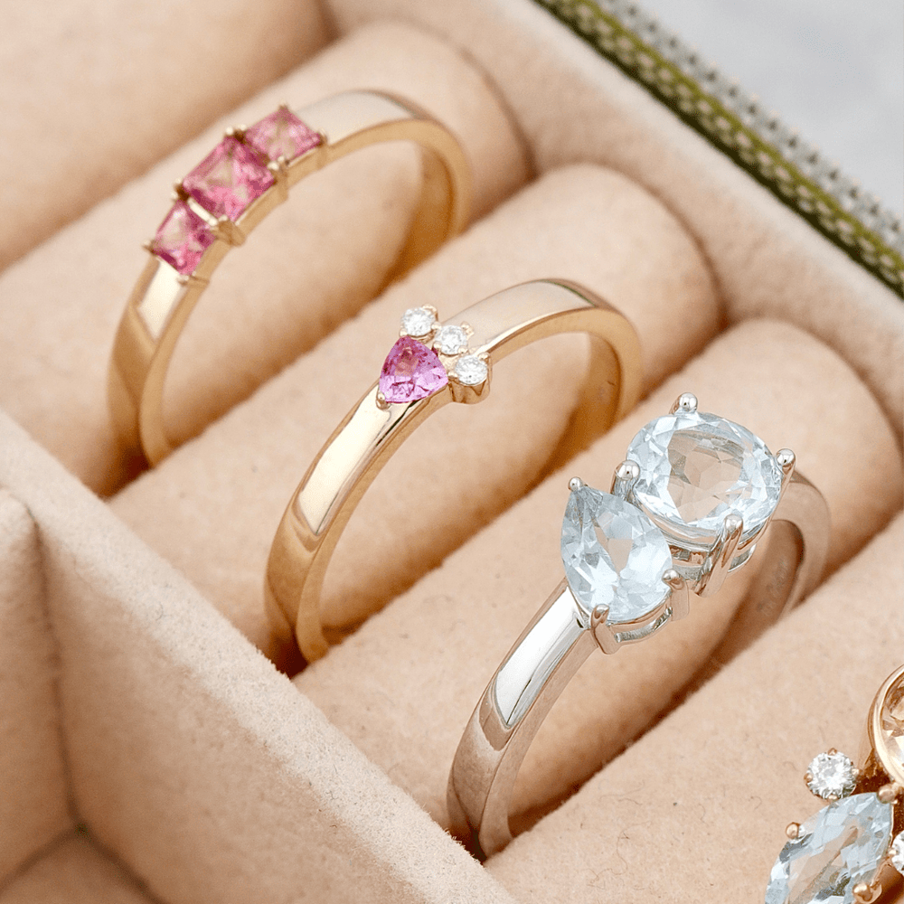Bague Trillion, diamant et saphir en or 14k Mathieu Blanchard Bagues Bague unique en or 14K, diamant et saphir Trillion | Mathieu Blanchard Mathieu Blanchard Joaillerie