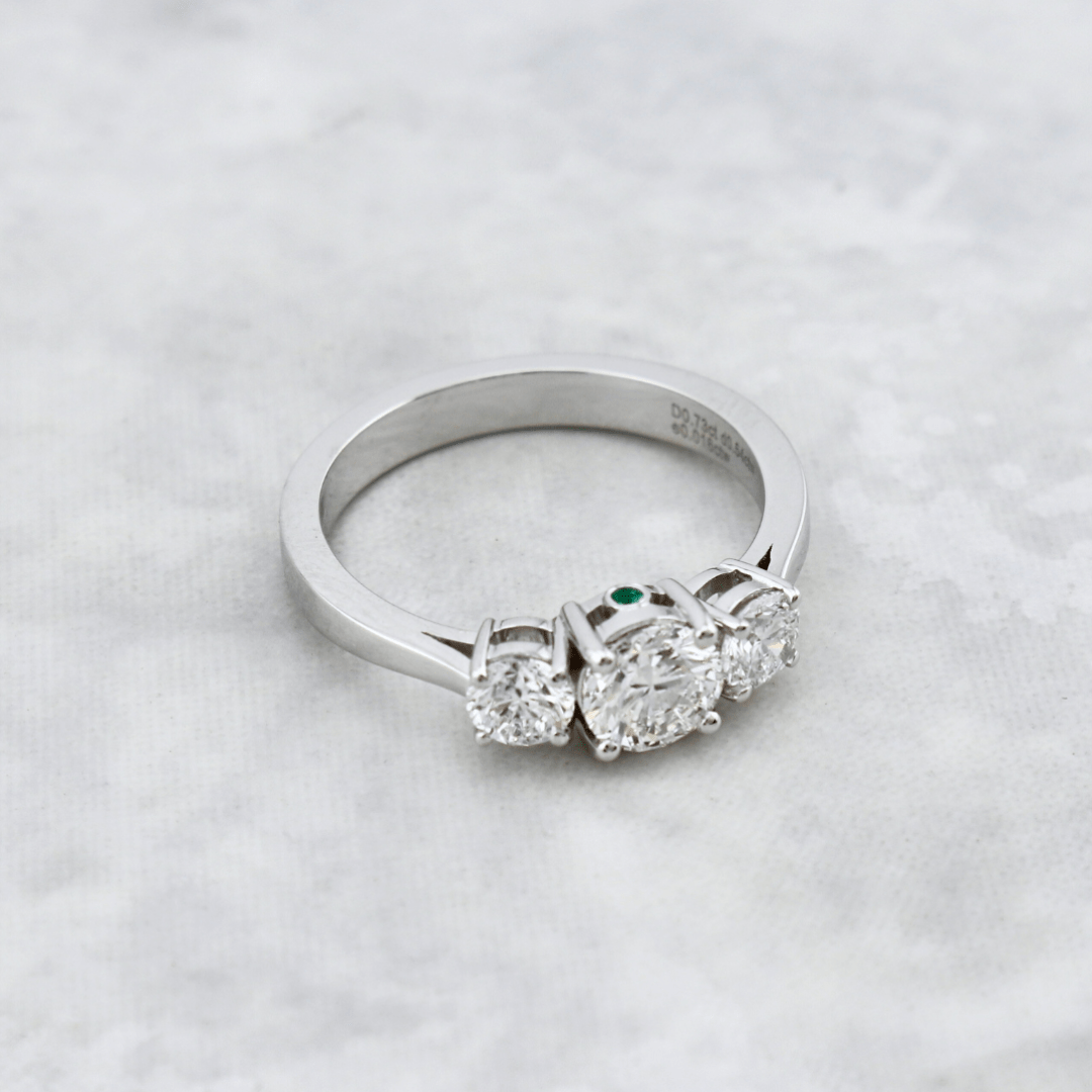 Bague Trilogie à diamants 1,27 CTW ronds avec accent émeraude Mathieu Blanchard Bagues Bague en or 14K - 18K à trois diamants ronds avec accent émeraude | Mathieu Blanchard Joaillerie Mathieu Blanchard Joaillerie
