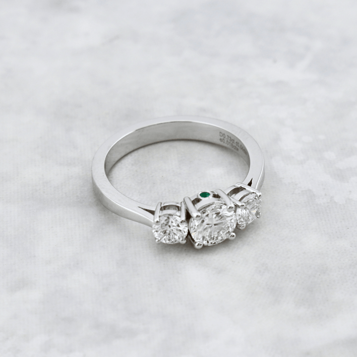 Bague Trilogie à diamants 1,27 CTW ronds avec accent émeraude Mathieu Blanchard Bagues Bague en or 14K - 18K à trois diamants ronds avec accent émeraude | Mathieu Blanchard Joaillerie Mathieu Blanchard Joaillerie