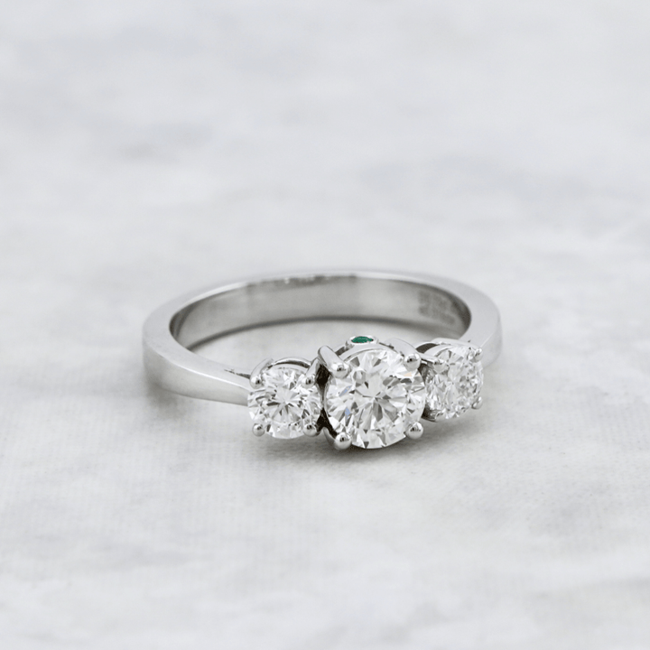 Bague Trilogie à diamants 1,27 CTW ronds avec accent émeraude Mathieu Blanchard Bagues Bague en or 14K - 18K à trois diamants ronds avec accent émeraude | Mathieu Blanchard Joaillerie Mathieu Blanchard Joaillerie