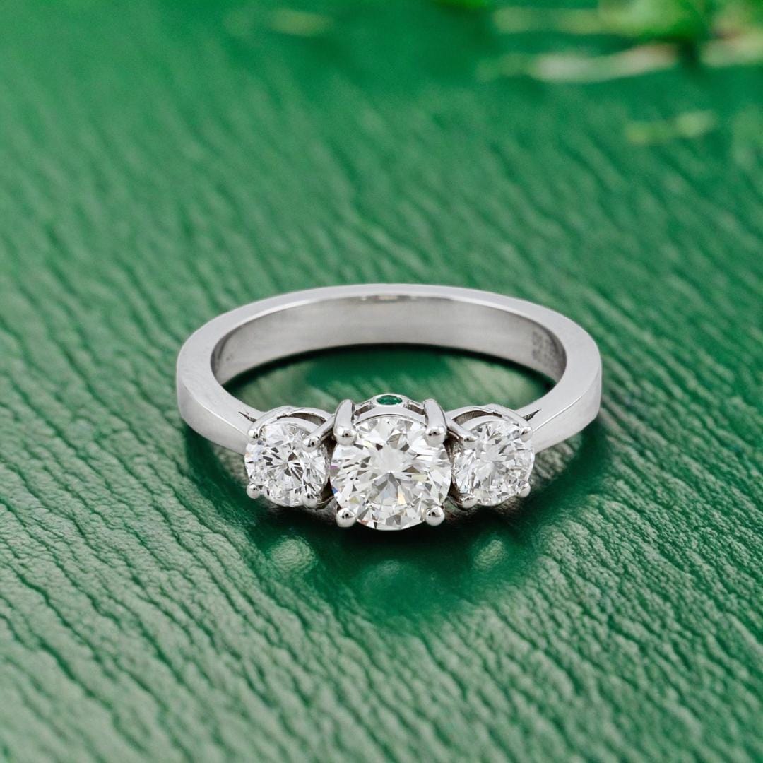 Bague Trilogie à diamants 1,27 CTW ronds avec accent émeraude Mathieu Blanchard Bagues Bague en or 14K - 18K à trois diamants ronds avec accent émeraude | Mathieu Blanchard Joaillerie Mathieu Blanchard Joaillerie
