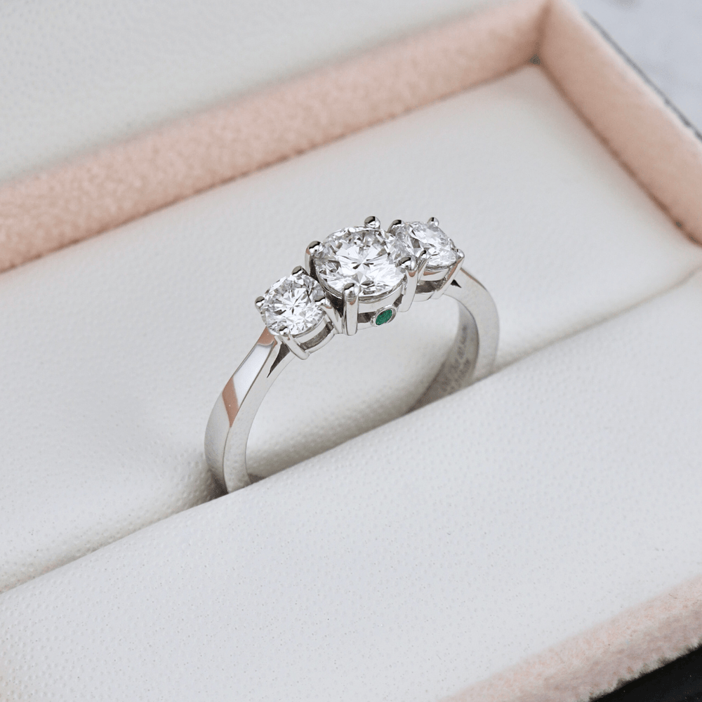 Bague Trilogie à diamants 1,27 CTW ronds avec accent émeraude Mathieu Blanchard Bagues Bague en or 14K - 18K à trois diamants ronds avec accent émeraude | Mathieu Blanchard Joaillerie Mathieu Blanchard Joaillerie