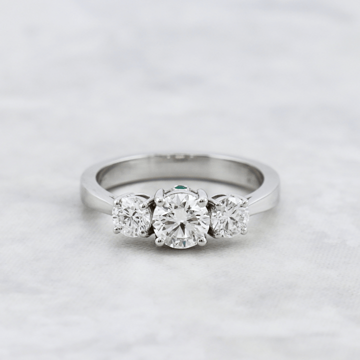 Bague Trilogie à diamants 1,27 CTW ronds avec accent émeraude Mathieu Blanchard Bagues Bague en or 14K - 18K à trois diamants ronds avec accent émeraude | Mathieu Blanchard Joaillerie Mathieu Blanchard Joaillerie