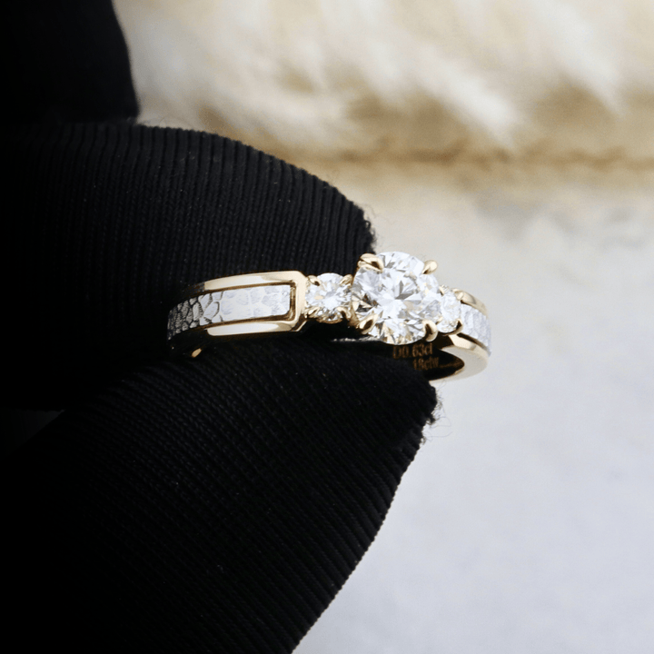 Bague Trilogie Martelée à diamants 0,81 CTW Mathieu Blanchard Bagues Bague de fiançailles trilogie martelée diamants 0,81 CTW sur mesure Mathieu Blanchard Joaillerie