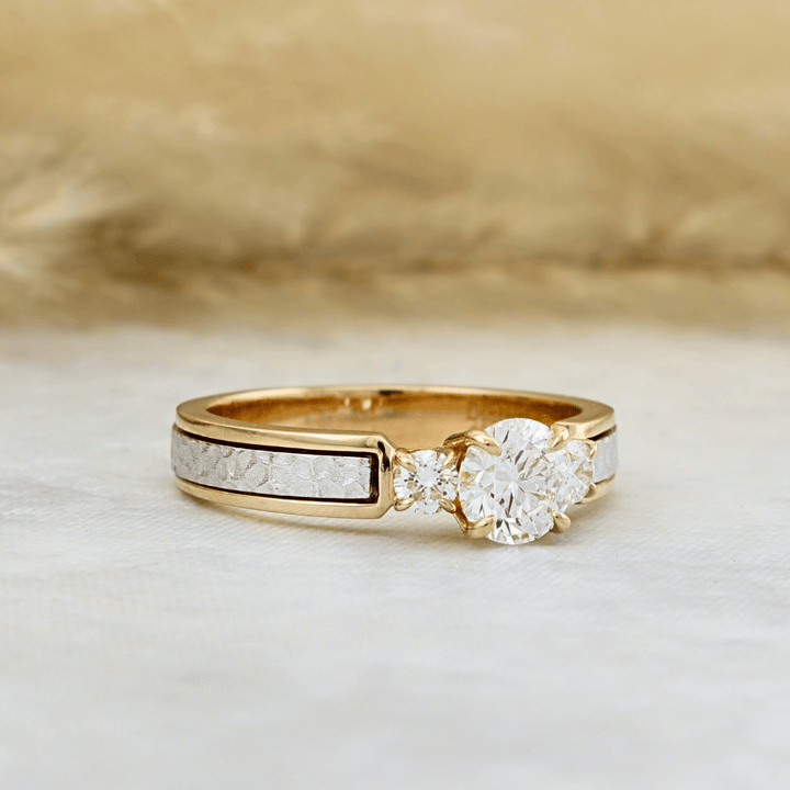 Bague Trilogie Martelée à diamants 0,81 CTW Mathieu Blanchard Bagues Bague de fiançailles trilogie martelée diamants 0,81 CTW sur mesure Mathieu Blanchard Joaillerie