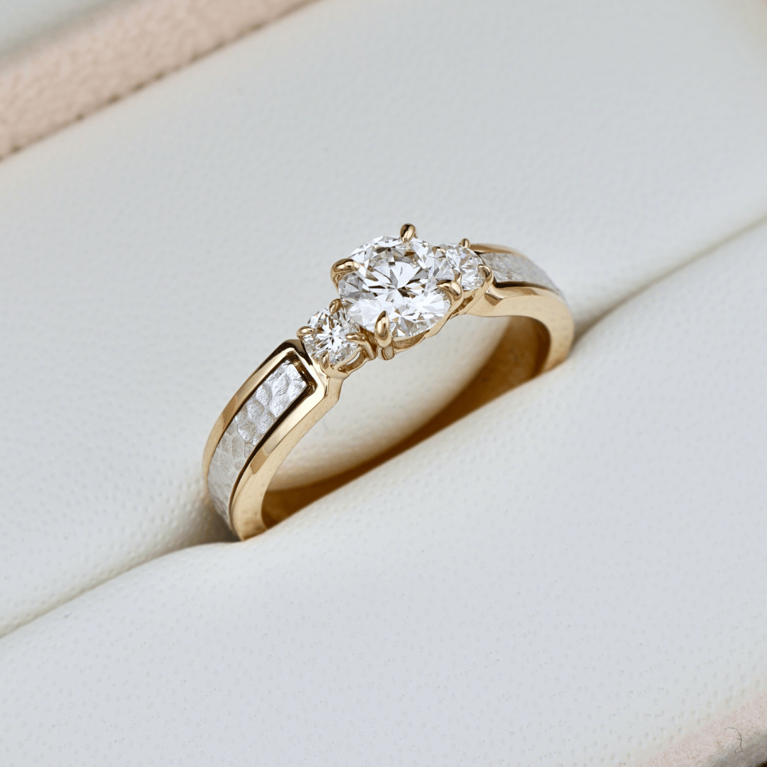 Bague Trilogie Martelée à diamants 0,81 CTW Mathieu Blanchard Bagues Bague de fiançailles trilogie martelée diamants 0,81 CTW sur mesure Mathieu Blanchard Joaillerie