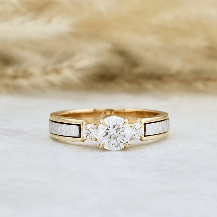 Bague Trilogie Martelée à diamants 0,81 CTW Mathieu Blanchard Bagues Bague de fiançailles trilogie martelée diamants 0,81 CTW sur mesure Mathieu Blanchard Joaillerie