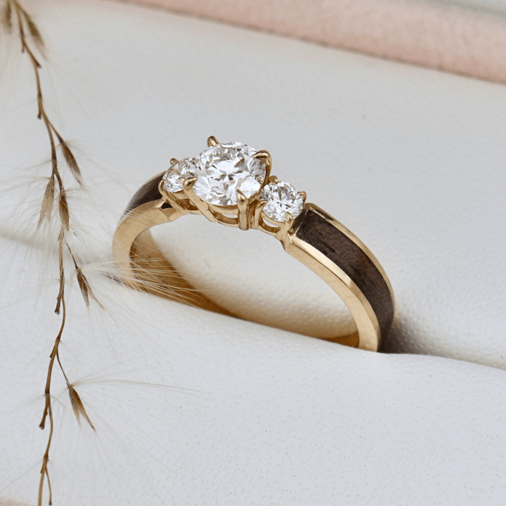 Bague Trinité en bois et diamants 0,80 CTW Mathieu Blanchard Bagues de fiançailles à trois diamants 0,80 CTW et bois, par Mathieu Blanchard Mathieu Blanchard Joaillerie