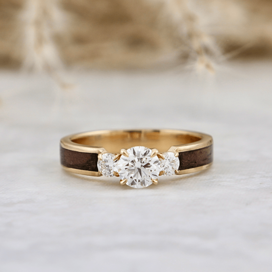 Bague Trinité en bois et diamants 0,80 CTW Mathieu Blanchard Bagues de fiançailles à trois diamants 0,80 CTW et bois, par Mathieu Blanchard Mathieu Blanchard Joaillerie