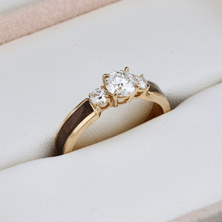 Bague Trinité en bois et diamants 0,80 CTW Mathieu Blanchard Bagues de fiançailles à trois diamants 0,80 CTW et bois, par Mathieu Blanchard Mathieu Blanchard Joaillerie