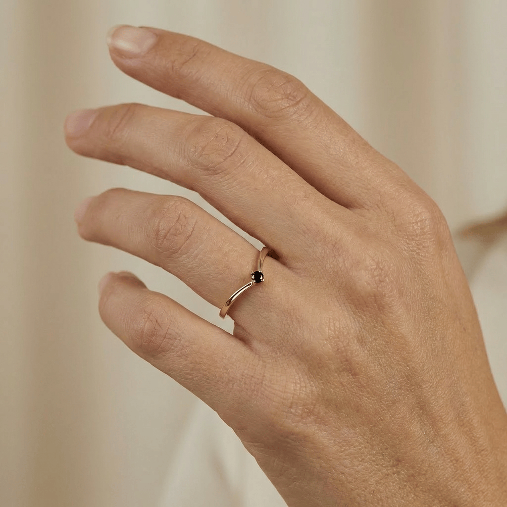 Mathieu Blanchard Bague V en or 10K - 14K - 18K et saphir noir