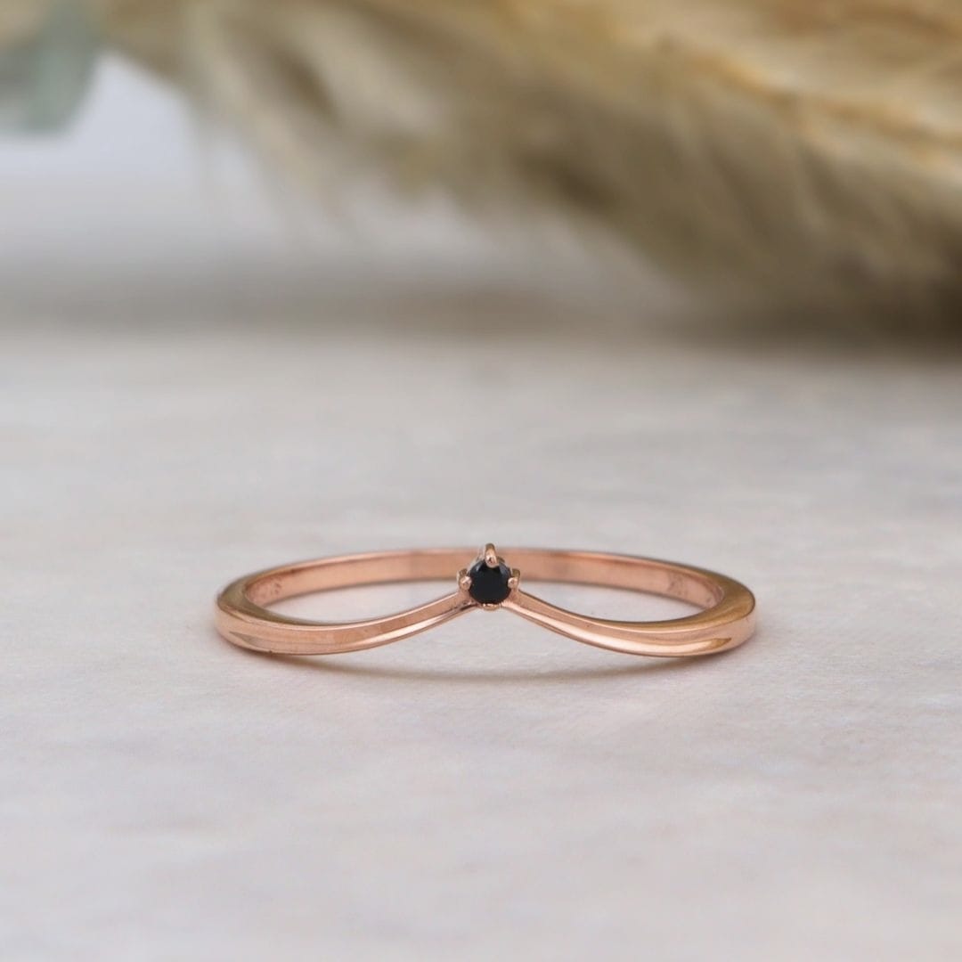 Bague V Saphir noir Mathieu Blanchard Bague de contour V en or solide et saphir noir | Mathieu Blanchard Joaillerie Mathieu Blanchard Joaillerie