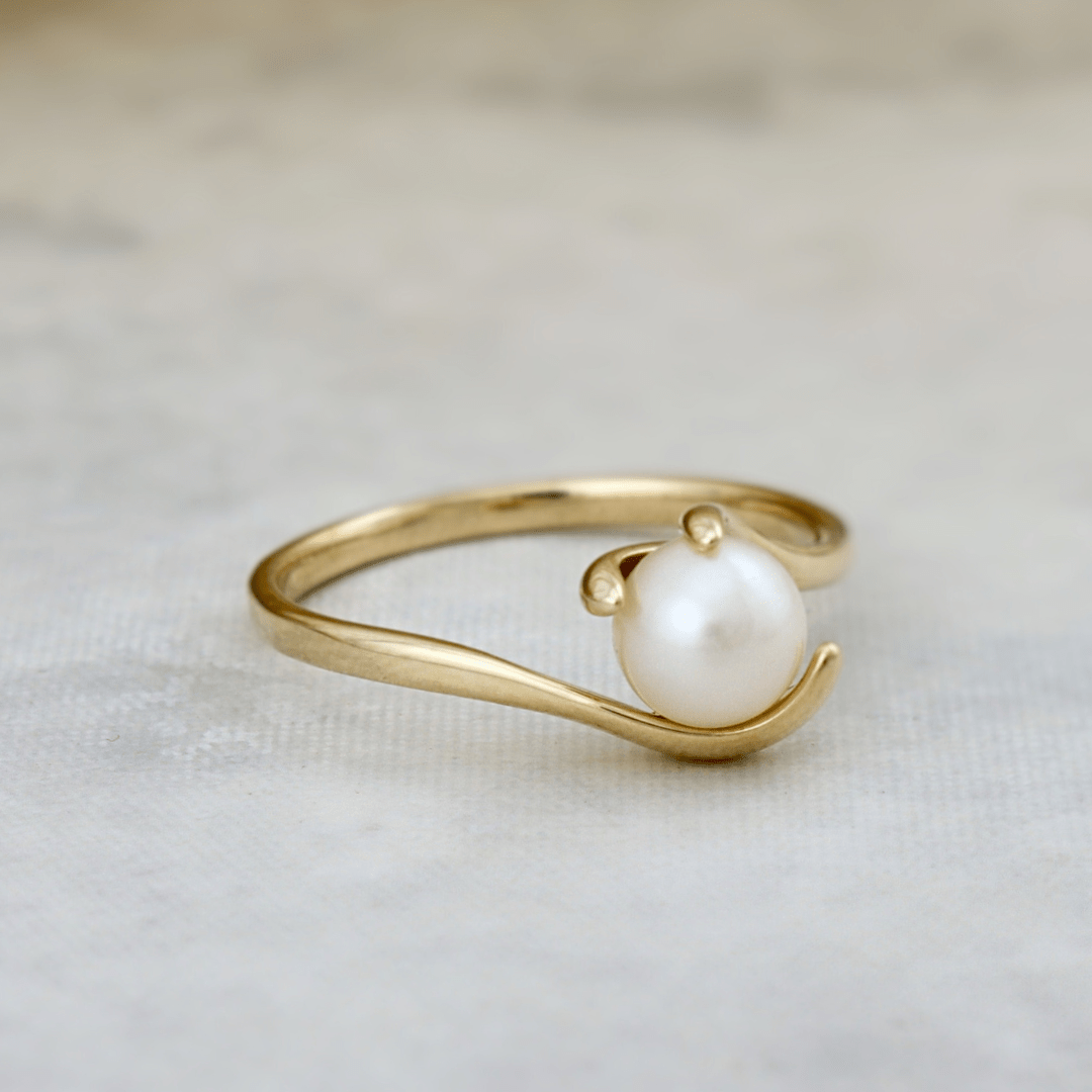 Bague plaqué or avec perle de culture d'eau douce et oxydes blancs sertis Bague plaqué or avec perle de culture d'eau douce et oxydes blancs sertis
