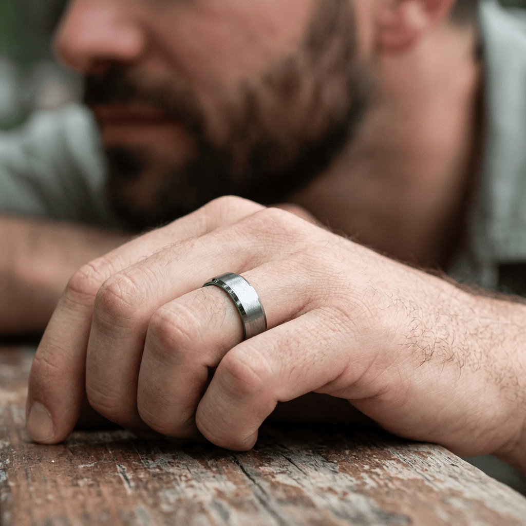 Bague Vert Électrique en tungstène Roadtripmadewood Bagues Bague Vert Électrique en tungstène | Mathieu Blanchard® Mathieu Blanchard Joaillerie