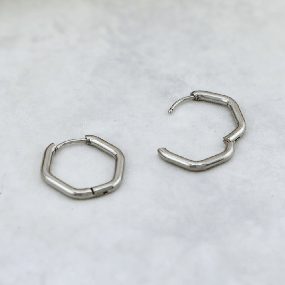 Boucles d'oreilles anneaux simples Hexagone en acier inoxydable Mathieu Blanchard Boucles d'oreilles Anneaux Minimalistes Hexagone en acier inox | Mathieu Blanchard  Mathieu Blanchard Joaillerie