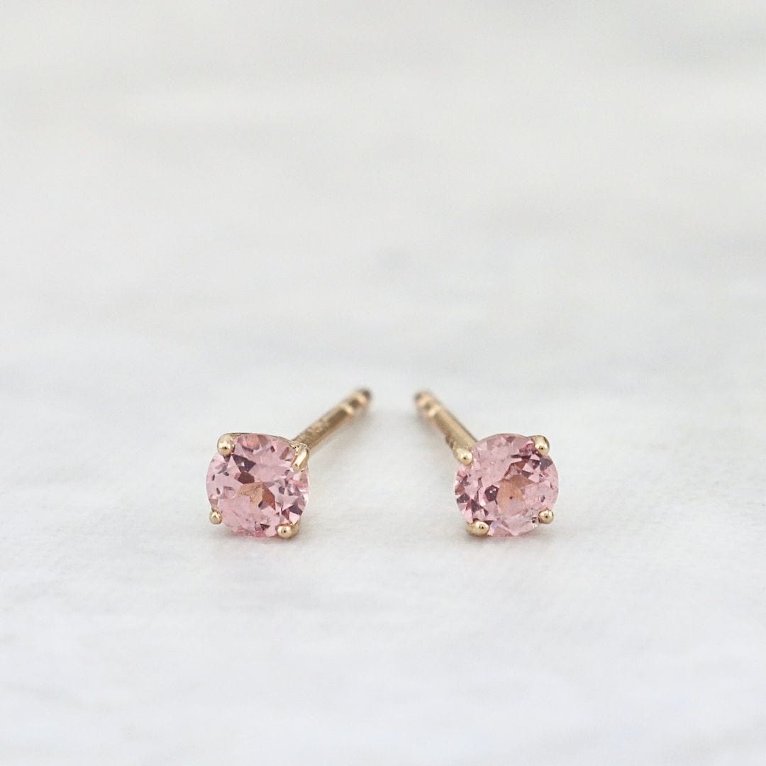 Boucles d'oreilles Classiques et saphirs en or jaune 14K Mathieu Blanchard Boucles d'oreilles Or jaune 14K PBOM14230S-1 Boucles d'oreilles en or 14K et saphirs rose 3mm | Mathieu Blanchard Mathieu Blanchard Joaillerie