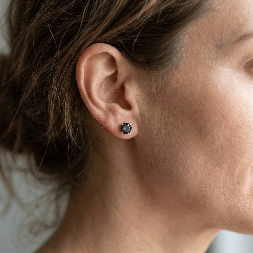 Boucles d’oreilles Classiques Topaze Bleu London Mathieu Blanchard Boucles d'oreilles Boucles d’oreilles classiques Topaze Bleu London 6mm – Or ou Platine | Mathieu Blanchard Joaillerie Mathieu Blanchard Joaillerie