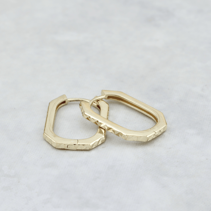 - Boucles d'oreilles Boucles d'oreilles huggies Coupe diamant en or 10K