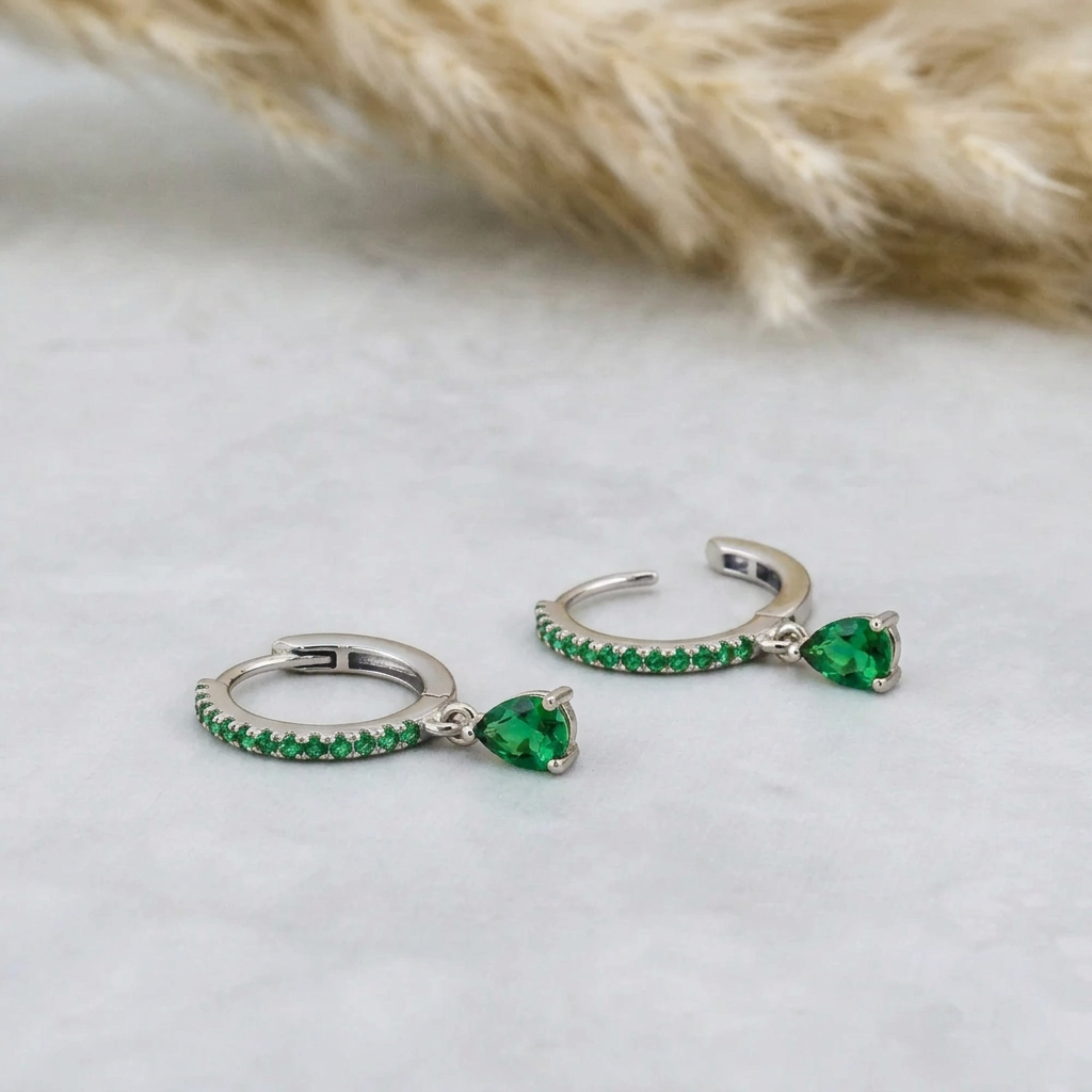 Créoles Huggies en argent, anneau pavé vert et goutte verte pendante