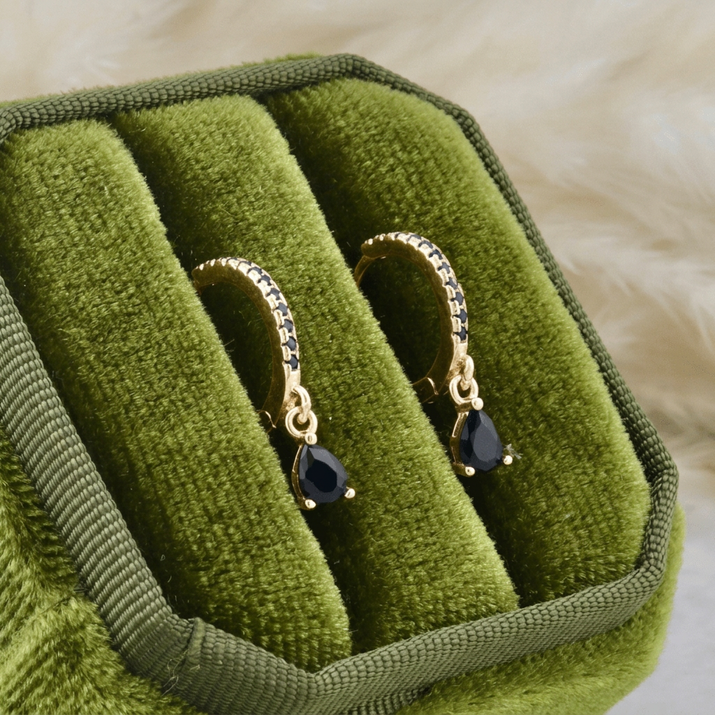 Boucles d’oreilles Huggies gouttes noires, créoles dorées serties et pierre noire